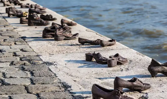 Sapatos na Margem do Danúbio