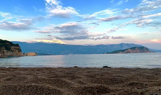 A Costa de Montenegro é de aproximadamente 294 km