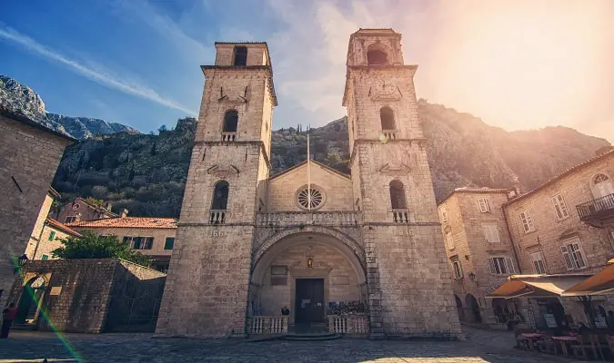 A cidade velha de Kotor abriga uma das ruas mais estreitas do mundo