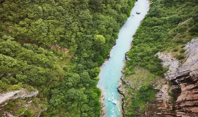 O rio Tara é conhecido por suas águas claras